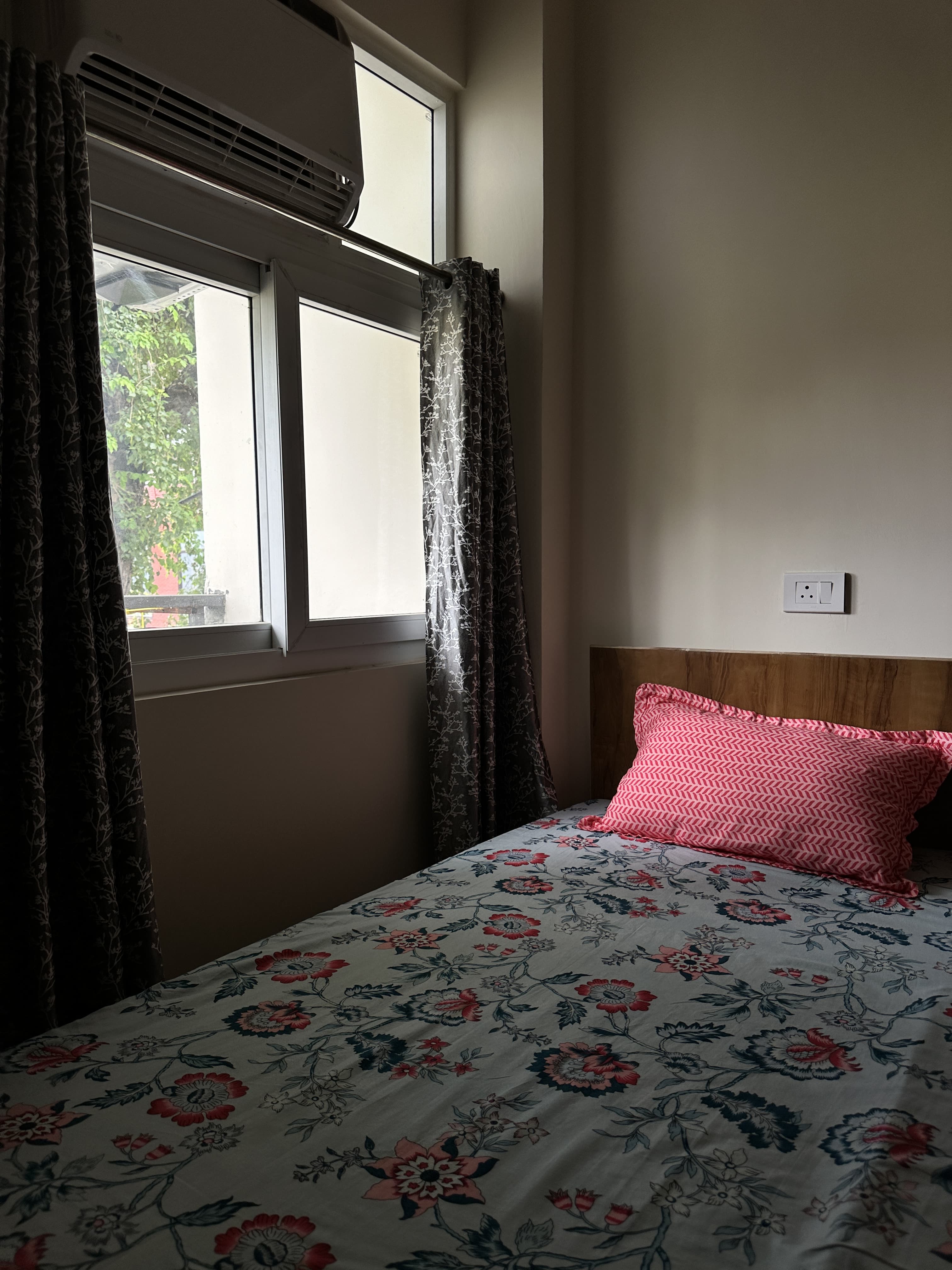 1RK in Gurugram near Maruti factory Uddyoug Vihar sector 18