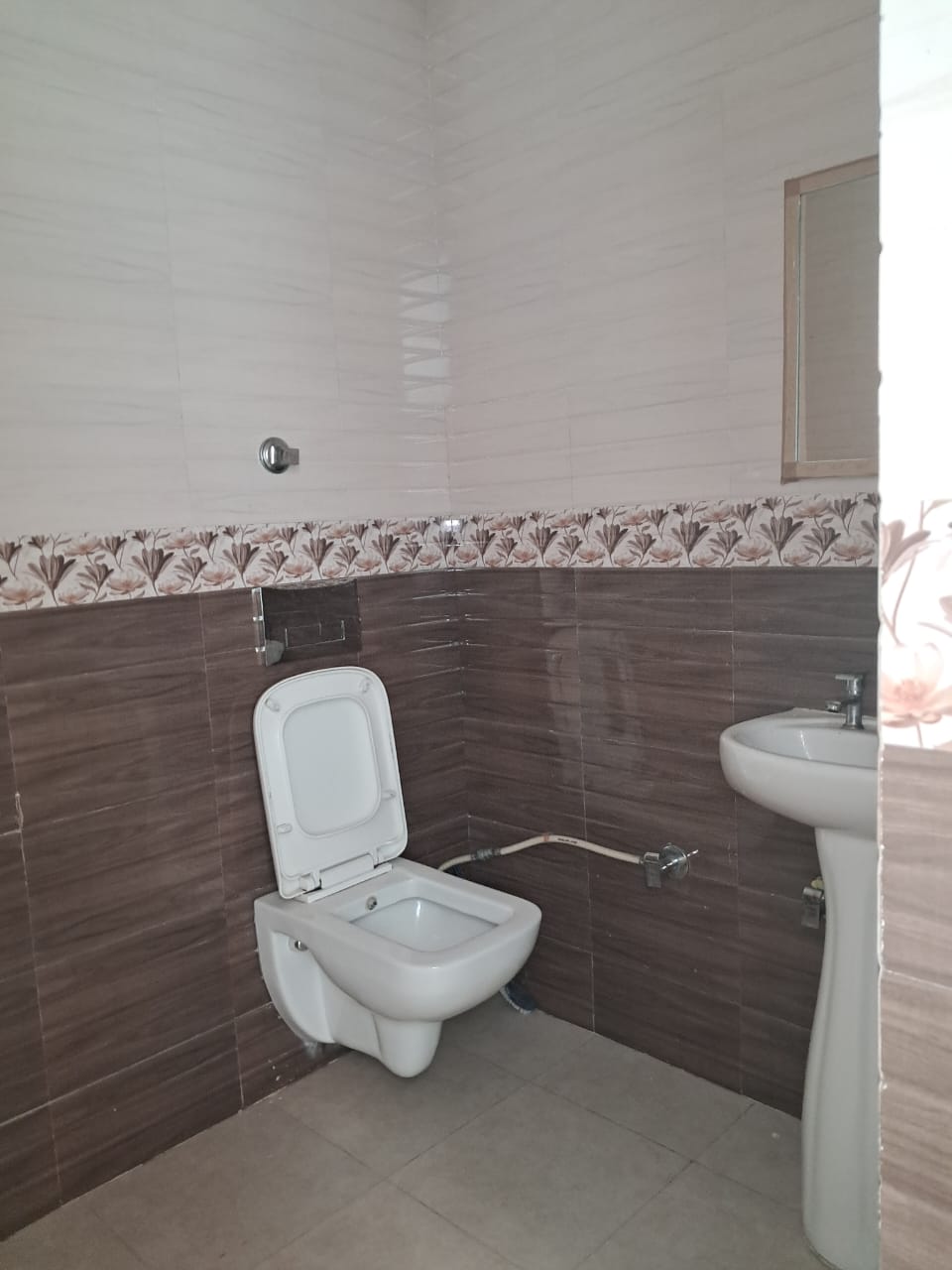 2 bedroom, 2 bathroom fully furnished ground floor of 5 marla kothi