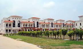 What are the amenities available at Amrapali Dream Valley Villas?