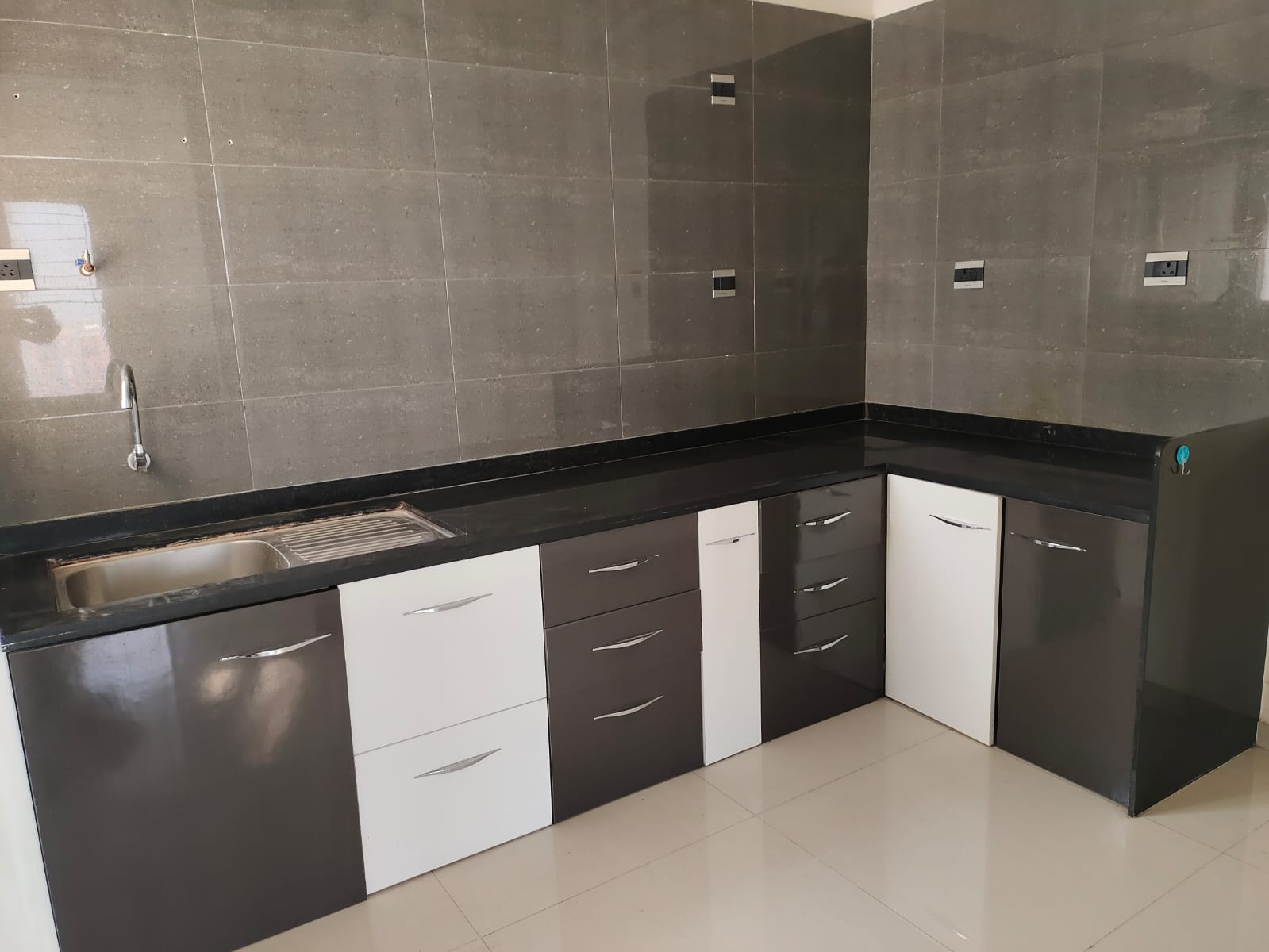 2 BHK furnished flat on rent at 21st floor in well maintained society 