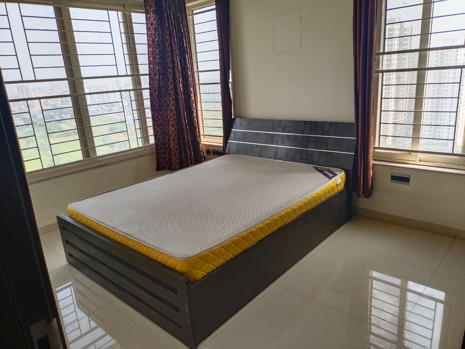 2 BHK furnished flat on rent at 21st floor in well maintained society 